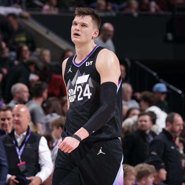 开云体育下载网址-摆烂新高度！最铁之人稳坐首发 吃饼中锋狂扔三分